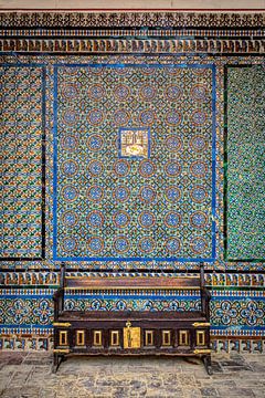 Fliesenwand mit antiker Bank in Sevilla von Alexander Baumann