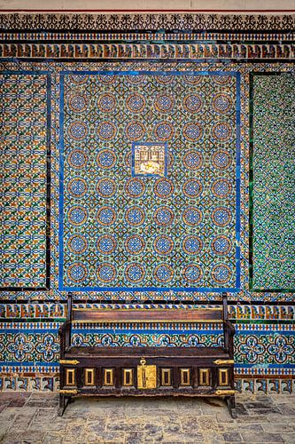 Betegelde muur met antieke bank in Sevilla