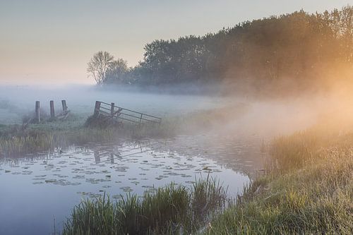 Landschap van een watertje in de Onnerpolder omstreeks zonsopkomst