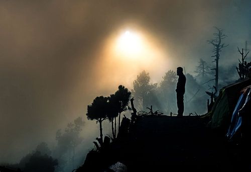 In den Wolken auf dem Berg