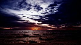 Op het strand van Bonaire is de zonsondergang prachtig van Hans de Waay