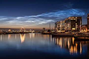 Lichtende nachtwolken bij de Amsterdamse Silodam van Jeroen de Jongh