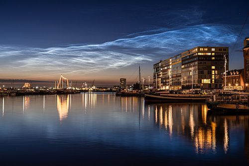 Lichtende nachtwolken bij de Amsterdamse Silodam