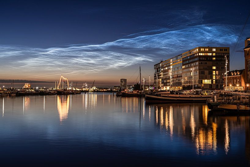 Lichtende nachtwolken bij de Amsterdamse Silodam van Jeroen de Jongh Fotografie