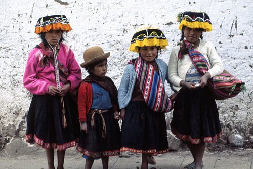 4 wunderschöne peruanische Mädchen