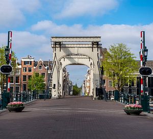 Dünne Brücke in Amsterdam