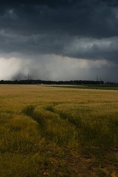 Angry Clouds van Dick Bosman