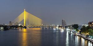 Die beleuchtete Rama-VIII.-Brücke über den Mae Nam Chao Praya, Bangkok, Thailand, Asien