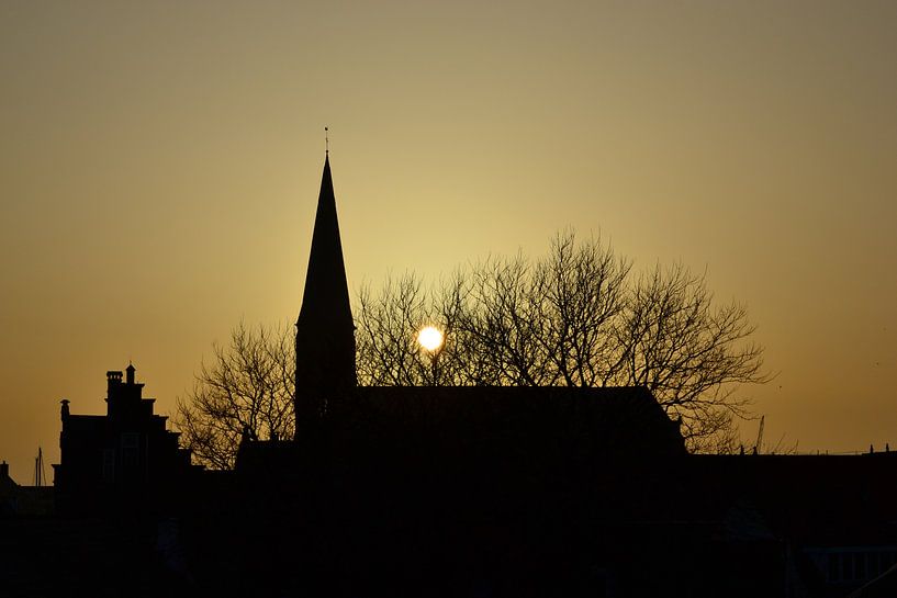 Zonsondergang achter de Katholieke Kerk in Harlingen von Sidney Portier