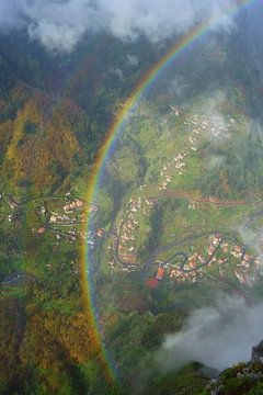 Regenboog in de bergen van Michel van Kooten