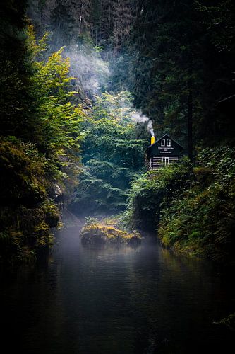 Hrensko huis aan de rivier en in het bos
