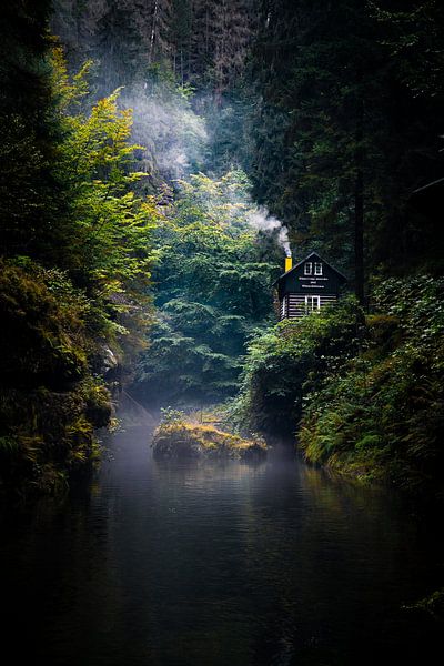 Hrensko huis aan de rivier en in het bos van Fotos by Jan Wehnert