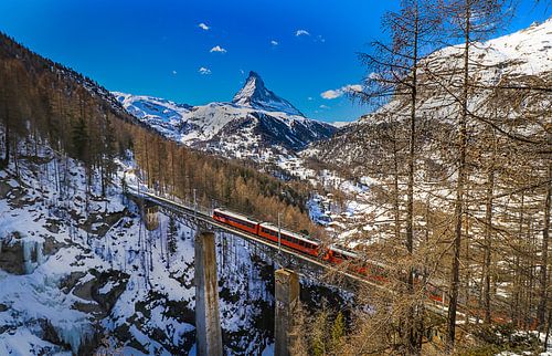 Viadukt über den Findelbach mit Blick auf das Matterhorn bei Zermatt