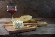 fromage stilton bleu crémeux, vin de Porto, poire et quelques bâtonnets à grignoter sur une planche  par Maren Winter Aperçu