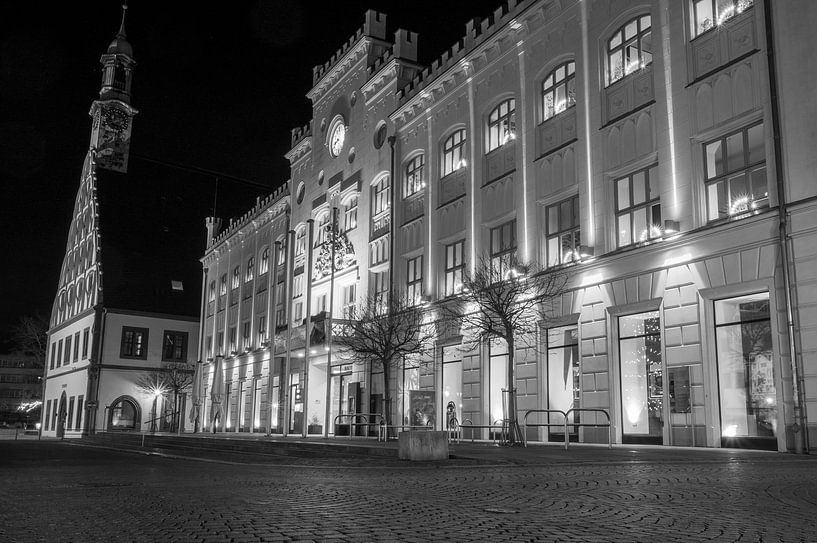 Blick auf das alte Rathaus in Zwickau, Sachsen Ostdeutschland bei Nacht Schwarz-Weiß-Fotografie von Animaflora PicsStock