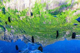 Piquets de bois dans le lac sur Christa Kramer