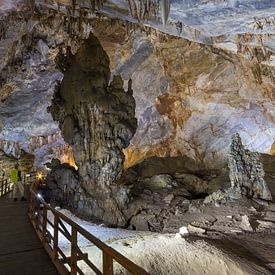 Stalagmite dans la grotte du paradis - Phong-Nha, Vietnam sur Thijs van den Broek