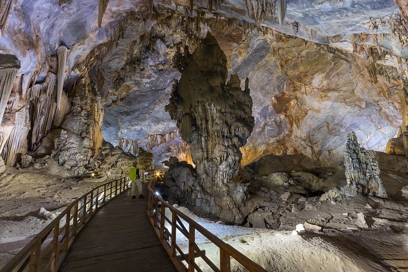 Stalagmiet in de grot van het paradijs - Phong-Nha, Vietnam van Thijs van den Broek