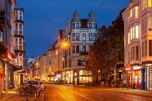 Straßenszene im Bremer Viertel bei Abenddämmerung