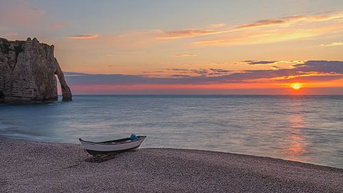 Zonsondergang op het strand van Etretat, Normandië, Frankrijk
