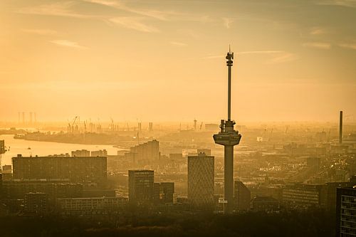 Euromast à Rotterdam au coucher du soleil sur la Meuse