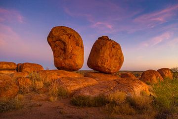 Kings of the Desert - Balanced Rocks of Karlu Karlu (Devil's Marbles in Central Australia) by Joyce van Dijk Fotografie - fotografiekunst vanuit m'n