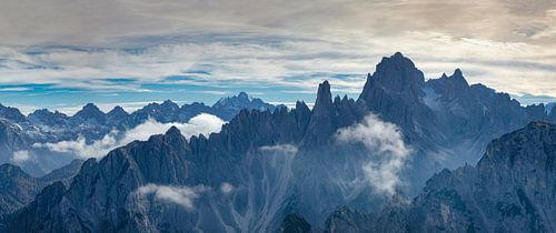 De bergketen Cadini de Misurina met flarden wolken in de dalen, Auronzo di Cadore, Belluno, Italië