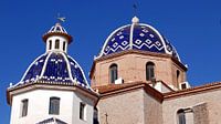 Blauwe koepeldaken met geglazuurde dakpannen op de kerk van Altea, Spanje van Gert Bunt thumbnail