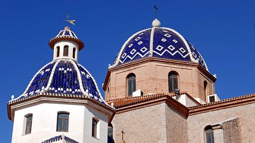 Blaue Kuppeldächer der Kirche in Altea, Spanien
