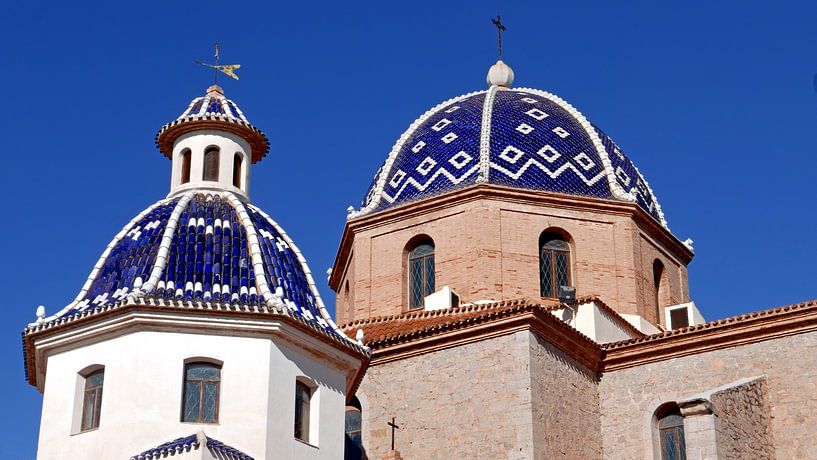 Blauwe koepeldaken met geglazuurde dakpannen op de kerk van Altea, Spanje van Gert Bunt