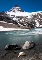 Die schöne azurblaue Lago Goletta in Italien