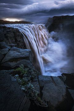 Een dramatische zomernacht bij Dettifoss in IJsland van Daniel Gastager