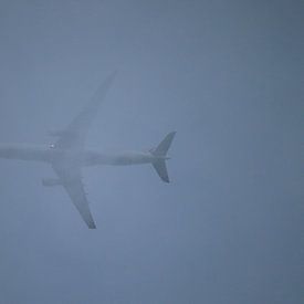 Vliegtuig in de wolken van Clicksby JB