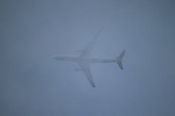 Flugzeug in den Wolken von Clicksby JB