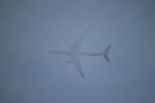 Flugzeug in den Wolken