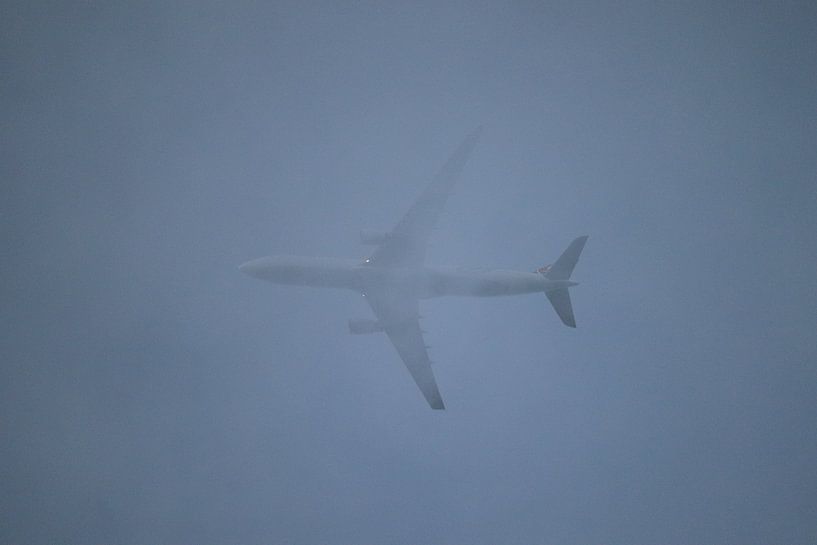Vliegtuig in de wolken van Clicksby JB