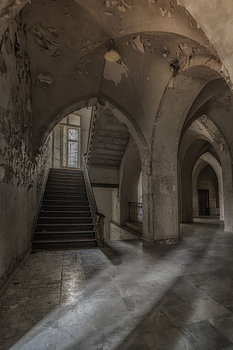 escalier dans un ancien monastère