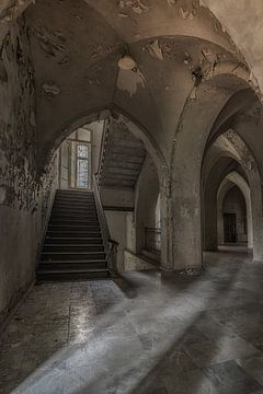 escalier dans un ancien monastère sur Marian van der Kallen Fotografie