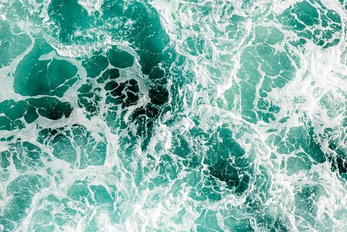 Schuimende golven met witte schuimkoppen in turkoois abstract