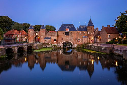 Koppelpoort in de schemering, Amersfoort, Nederland