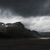 Panoramafoto Norwegen - Dramatische Berglandschaft mit dunklen Wolken von Emmory Schröder