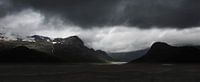 Panoramafoto Noorwegen – Dramatisch Berglandschap met Donkere Wolken