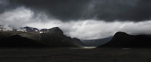 Photo panoramique Norvège - Paysage de montagne dramatique avec nuages sombres
