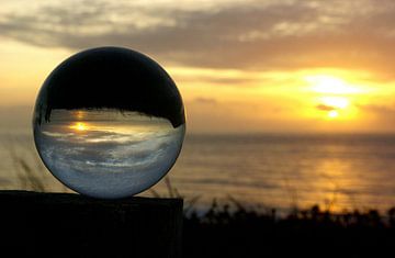 Glazen bol in het licht van een zonsondergang van Norbert Sülzner