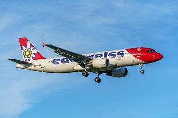 Landende Edelweiss Airbus A320-200. van Jaap van den Berg