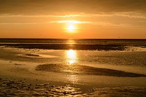 Kleurrijke zonsondergang op het strand van Schiermonnikoog van Sjoerd van der Wal Fotografie