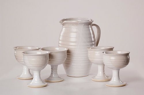 Keramiek gebakken met glazuur, gekleurd en wit, keukengerei