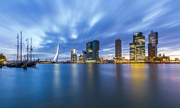 Rotterdam en mouvement pendant le lever du soleil