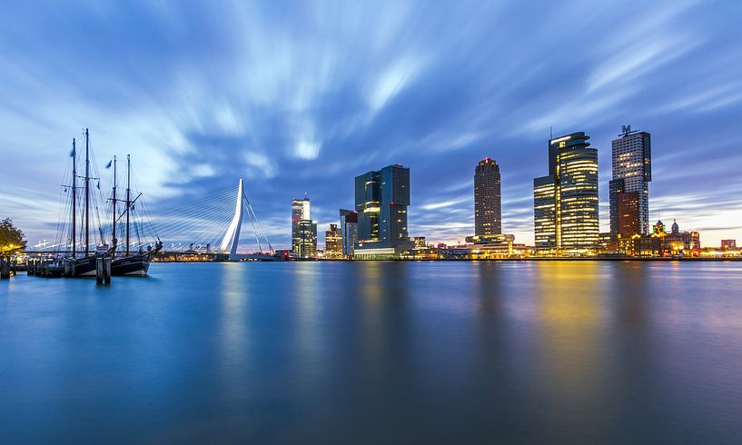 Rotterdam en mouvement pendant le lever du soleil par MS Fotografie | Marc van der Stelt
