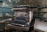 Typmachine in verlaten kantoorpand